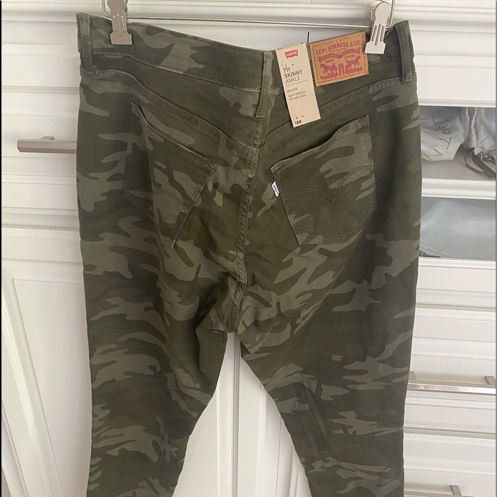 Levi’s Womens 711 Skinny Ankle Jean in camouflage green